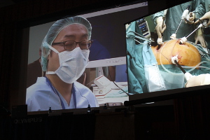 Профессор из Японии Ичиро Уяма руководит работой хирургов при операции по поводу рака желудка.